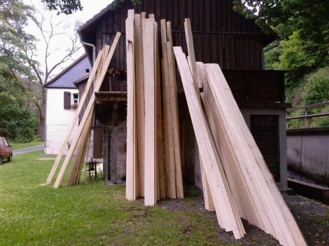 Fertiges Holz hinter der Mühle