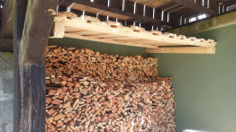 Für die kalte Jahreszeit legt sich der Schneidmüller einen Vorrat von Feuerholz an.