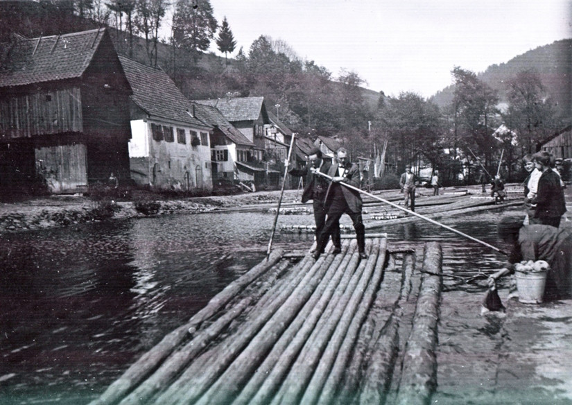 Floßfahrt zu alter Zeit