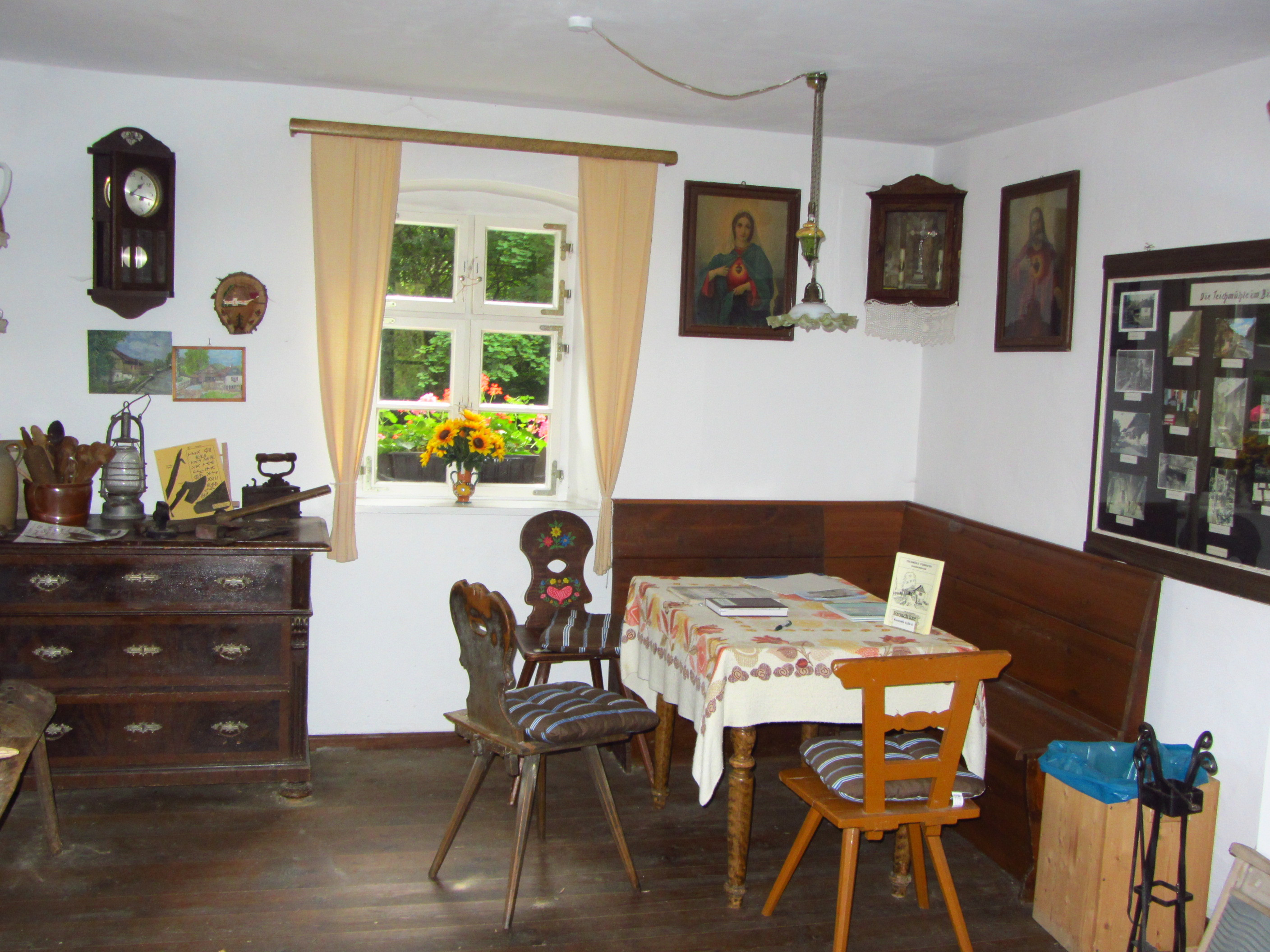 Küche, zugleich Wohnzimmer und Büro