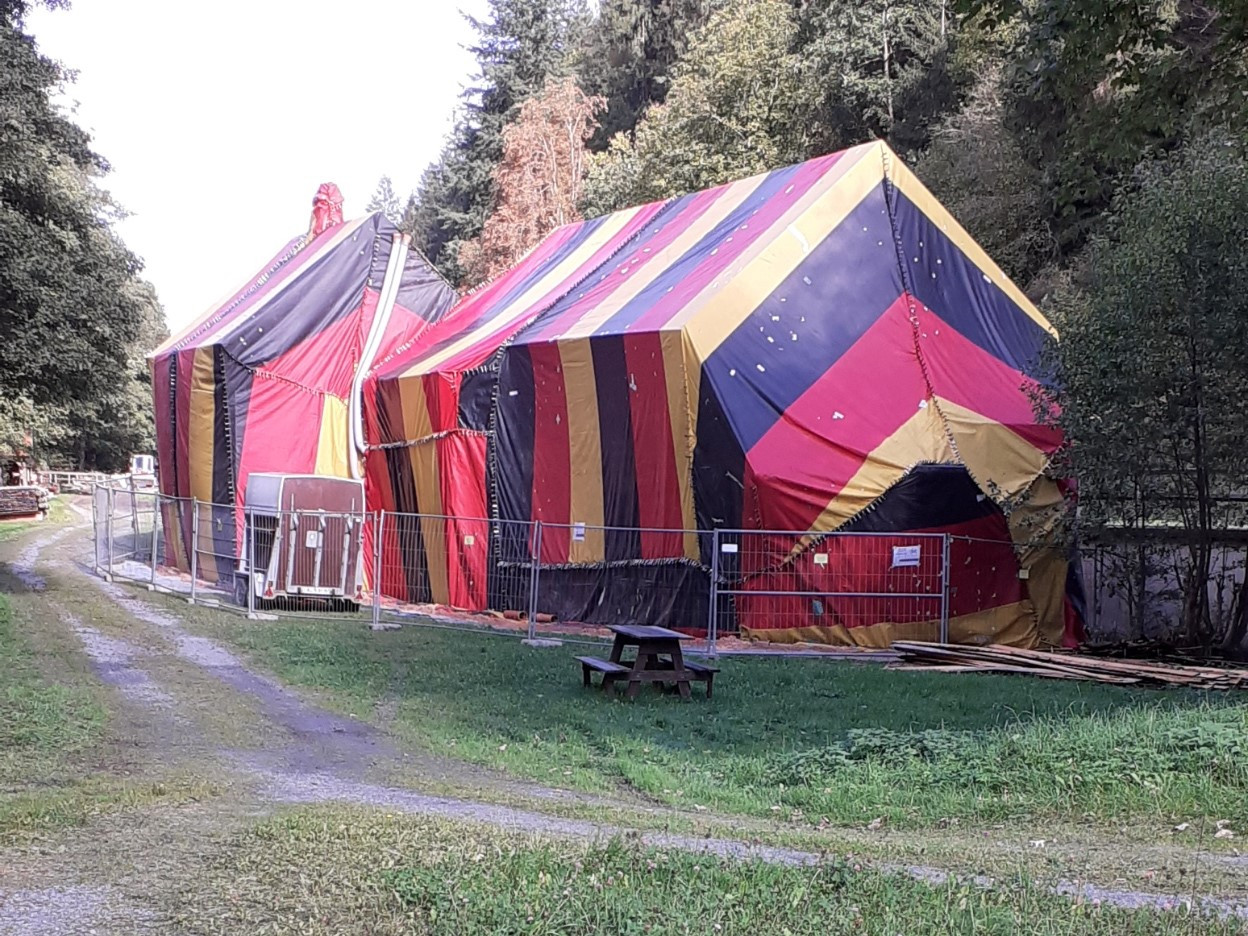 Nicht Christo war an der Teichmühle. Das Gebäude ist zur Wurmbekämpfung eingehaust und wird begast.