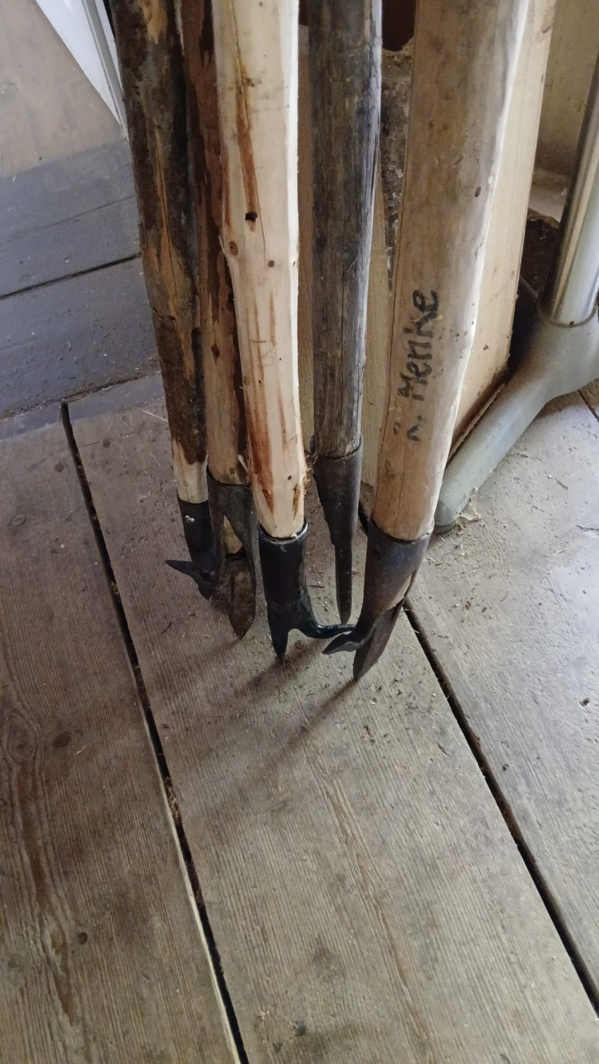 Mit dem Flo&szlig;haken werden die H&ouml;lzer vom Wehr bis zur M&uuml;hle gefl&ouml;&szlig;t